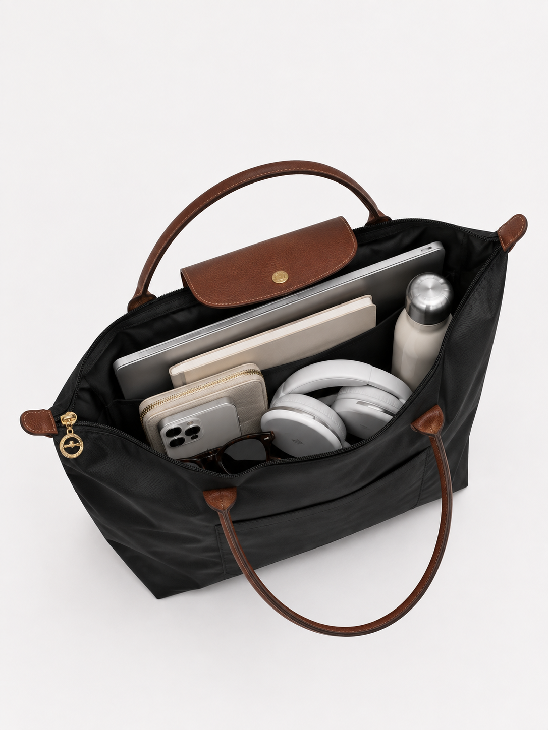 Interior del bolso Verona con portátil, cuaderno, móvil, auriculares y botella
