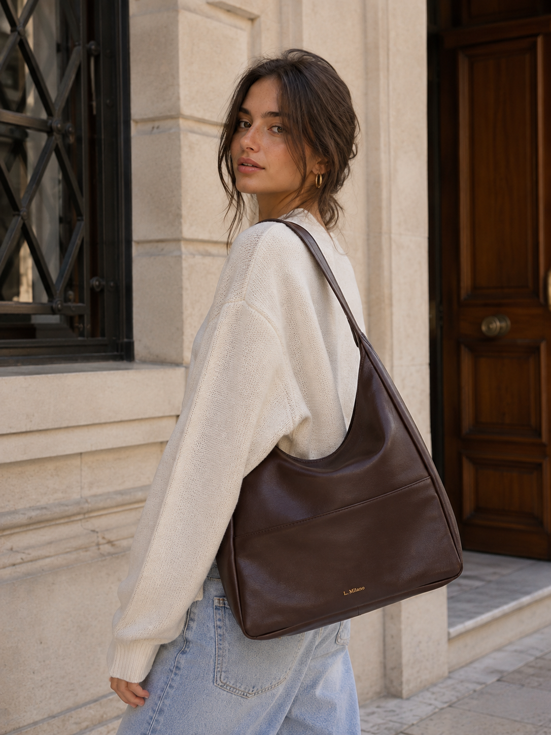 Bolso Milano en marrón chocolate, llevado al hombro