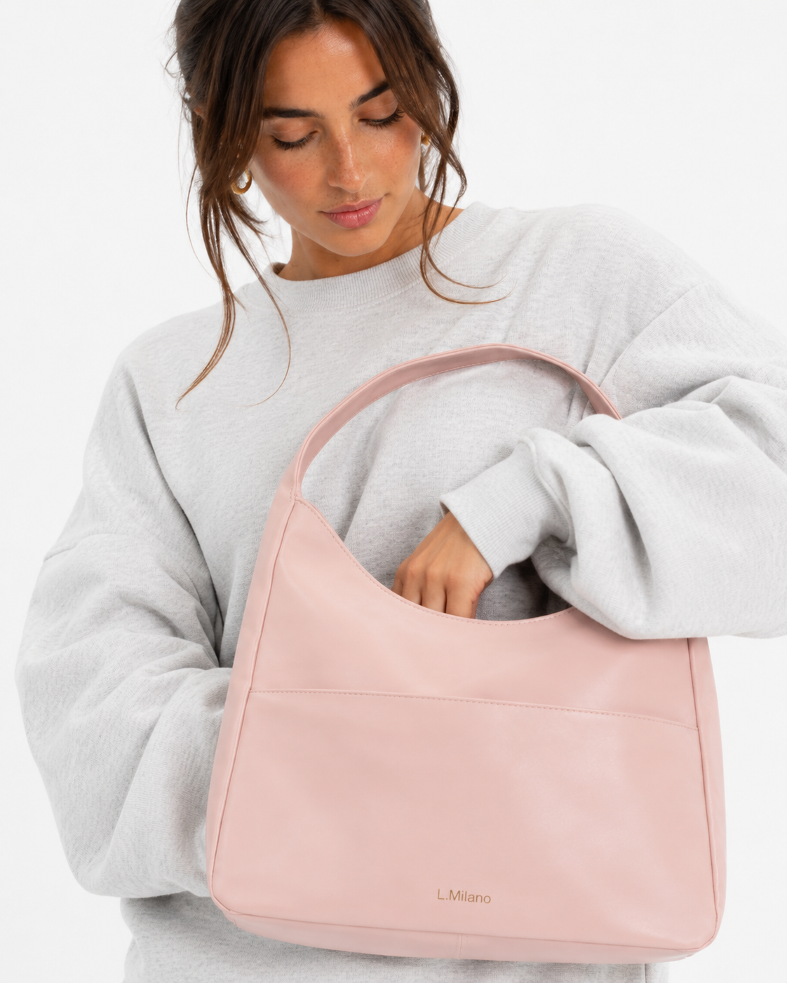 Bolso Milano en rosa empolvado, sujeto con las manos