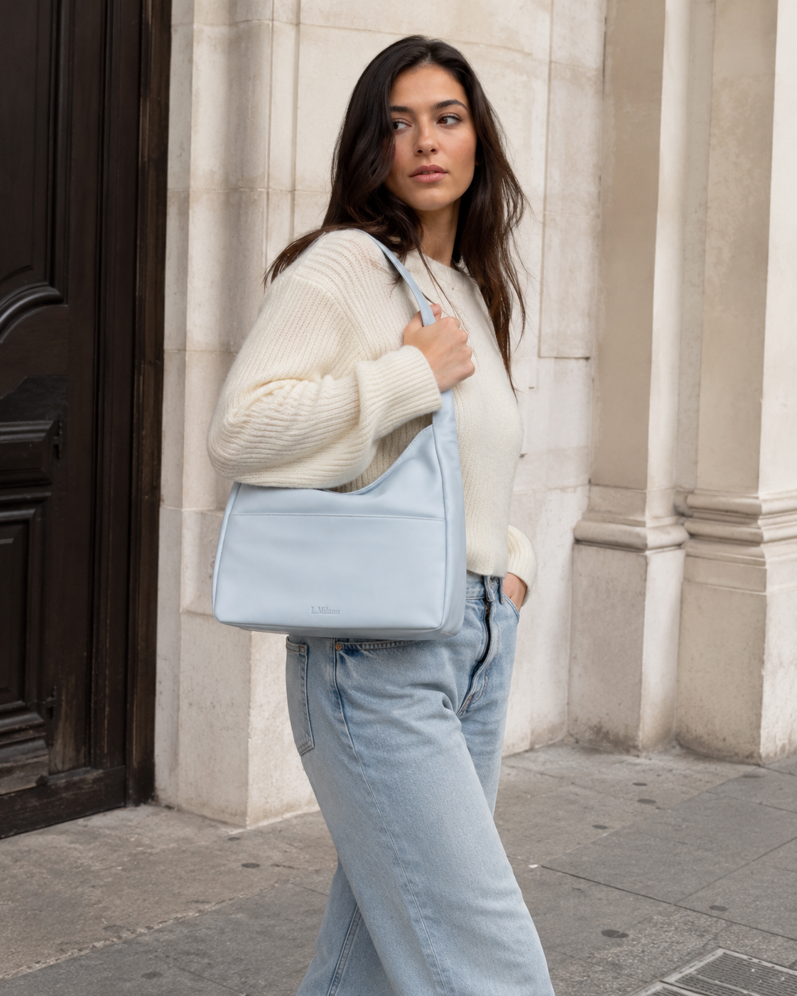 Bolso Milano en azul grisáceo, llevado al hombro